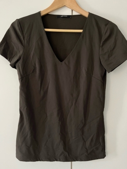 V-neck t-shirt