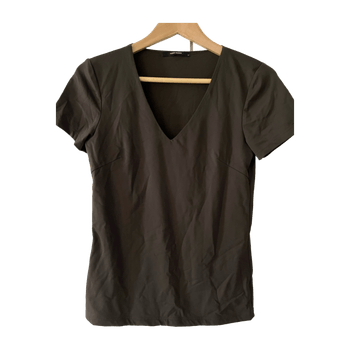 V-neck t-shirt