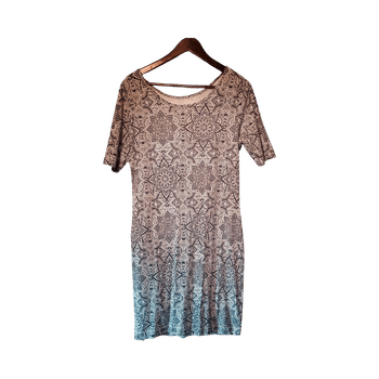 Mustavalkoinen mekko