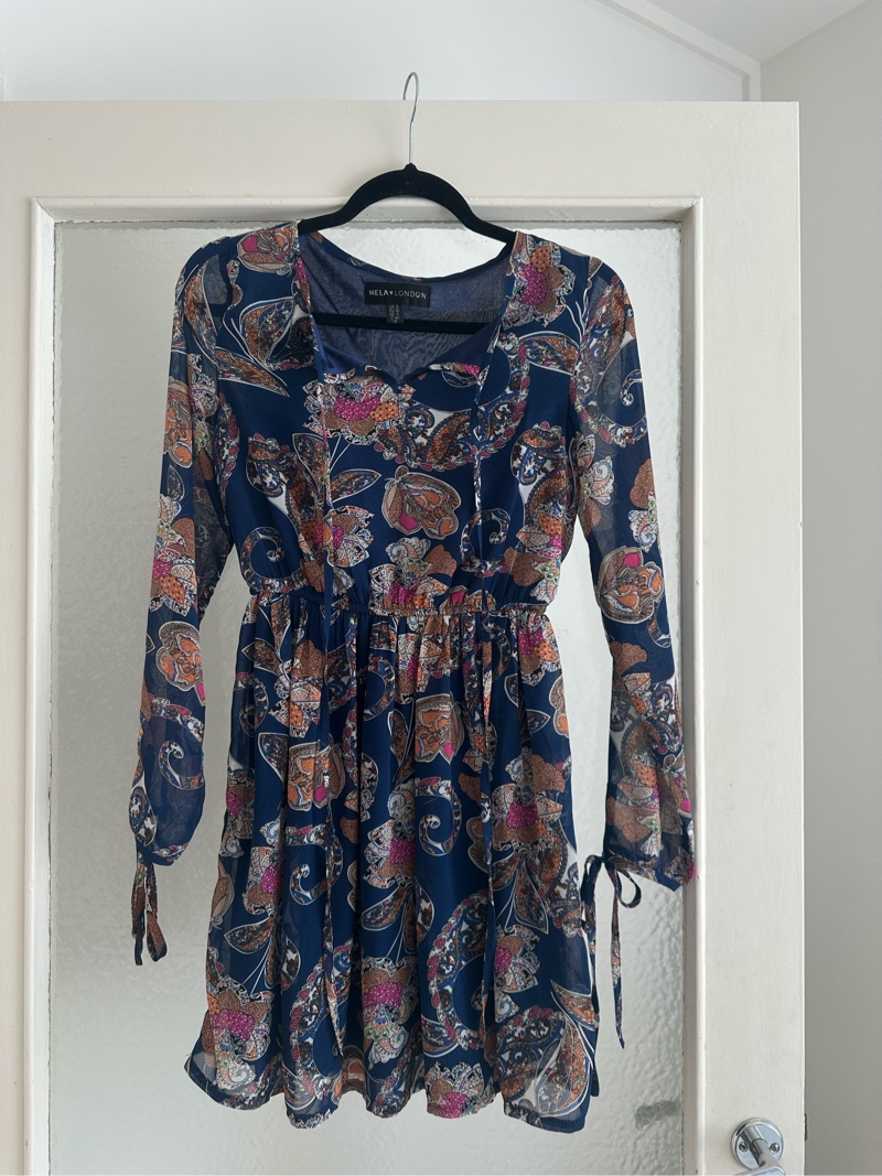 Värikäs mekko