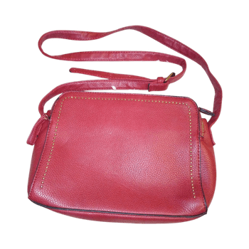 punainen olkalaukku