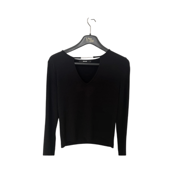 Musta v-pääntainen paita