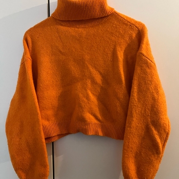 Oranssi neulepusero poolokauluksella