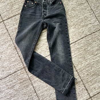 Mustat Levi’s 501 farkut