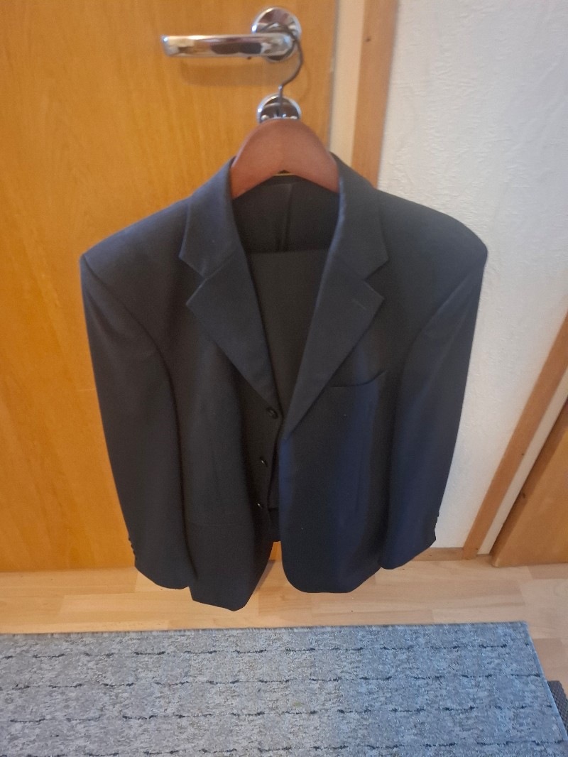 Dressmannin tumma Batistini-puku