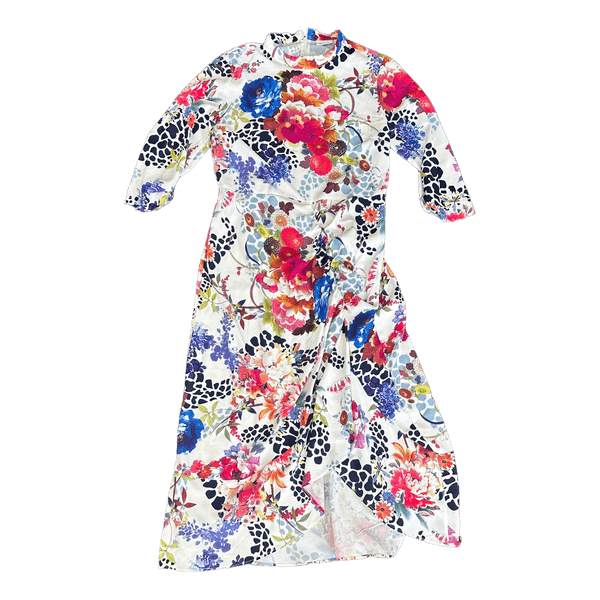 Blomstret kjole med side detalje