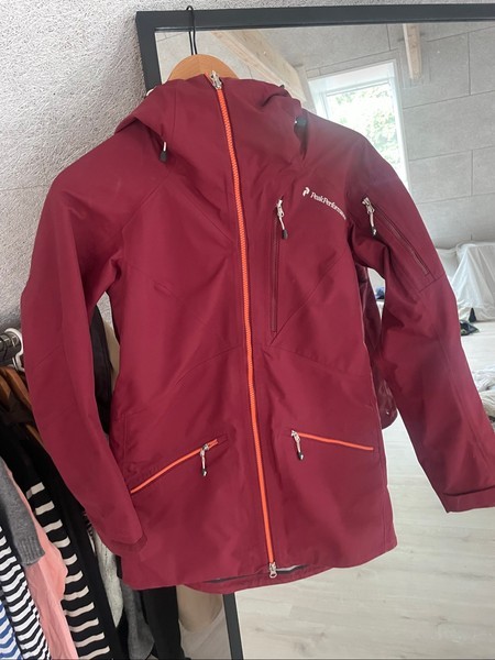 Rød Peak Performance skijakke