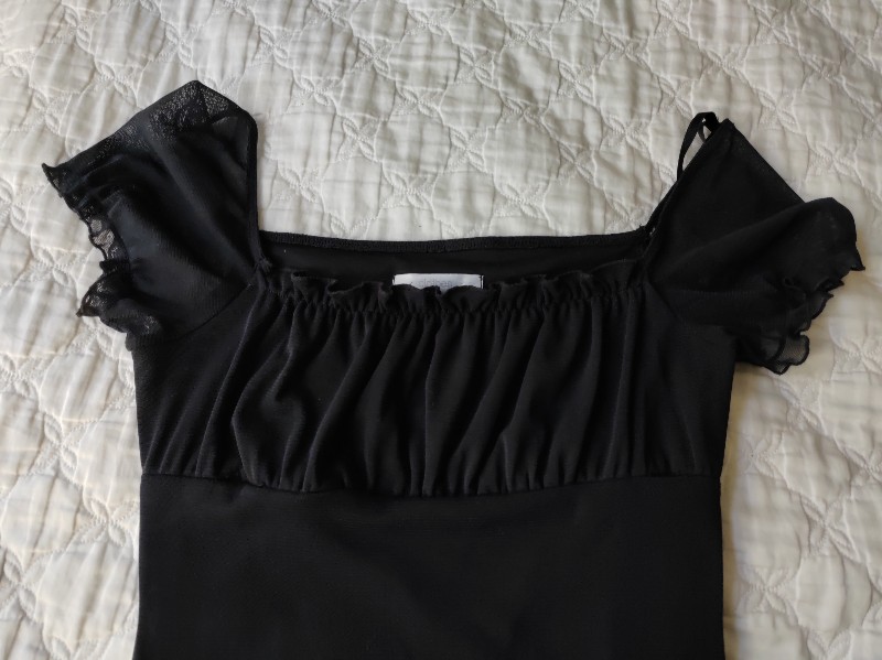 H&M pikkumusta