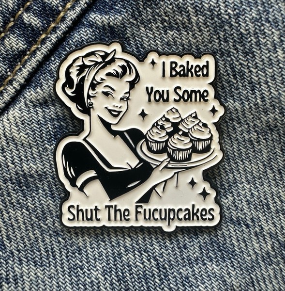 Enamel big funny cupcake pin pinssi