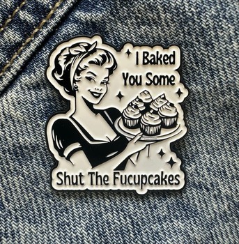 Enamel big funny cupcake pin pinssi