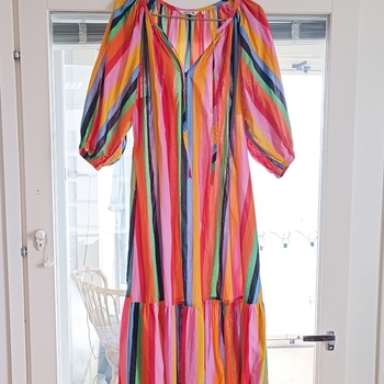 Monivärinen raidallinen Indiska mekko