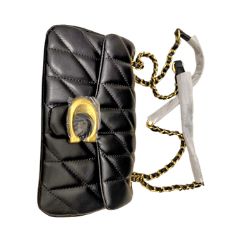 Musta coach olkalaukku kultaketjulla