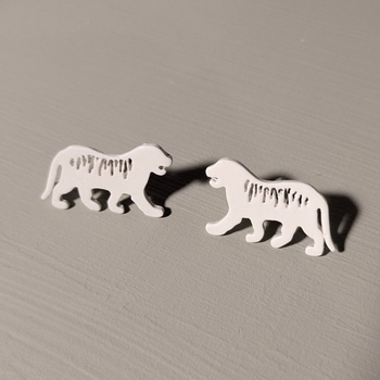 Valkoiset tiikerikorvakorut metallia