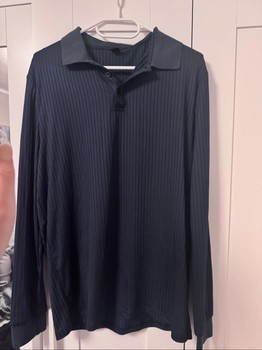 Schwarzes geripptes Langarm-Polo