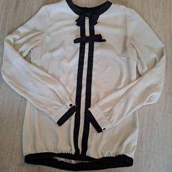 Beige mustavalkoinen pusero
