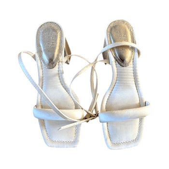 Valkoiset korkeakorkoiset sandaalit