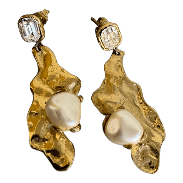 Gold earrings with pearls
