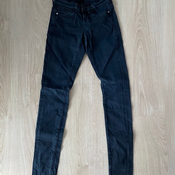 Musta skinny-farkut Guess
