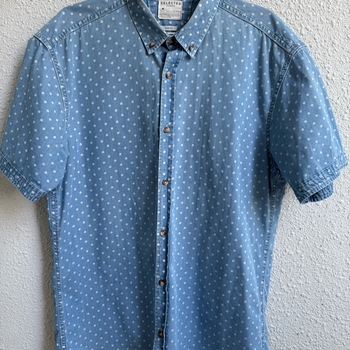 Vaaleansininen pilkullinen kauluspaita