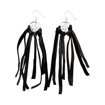 Mustat pitkät korvakorut