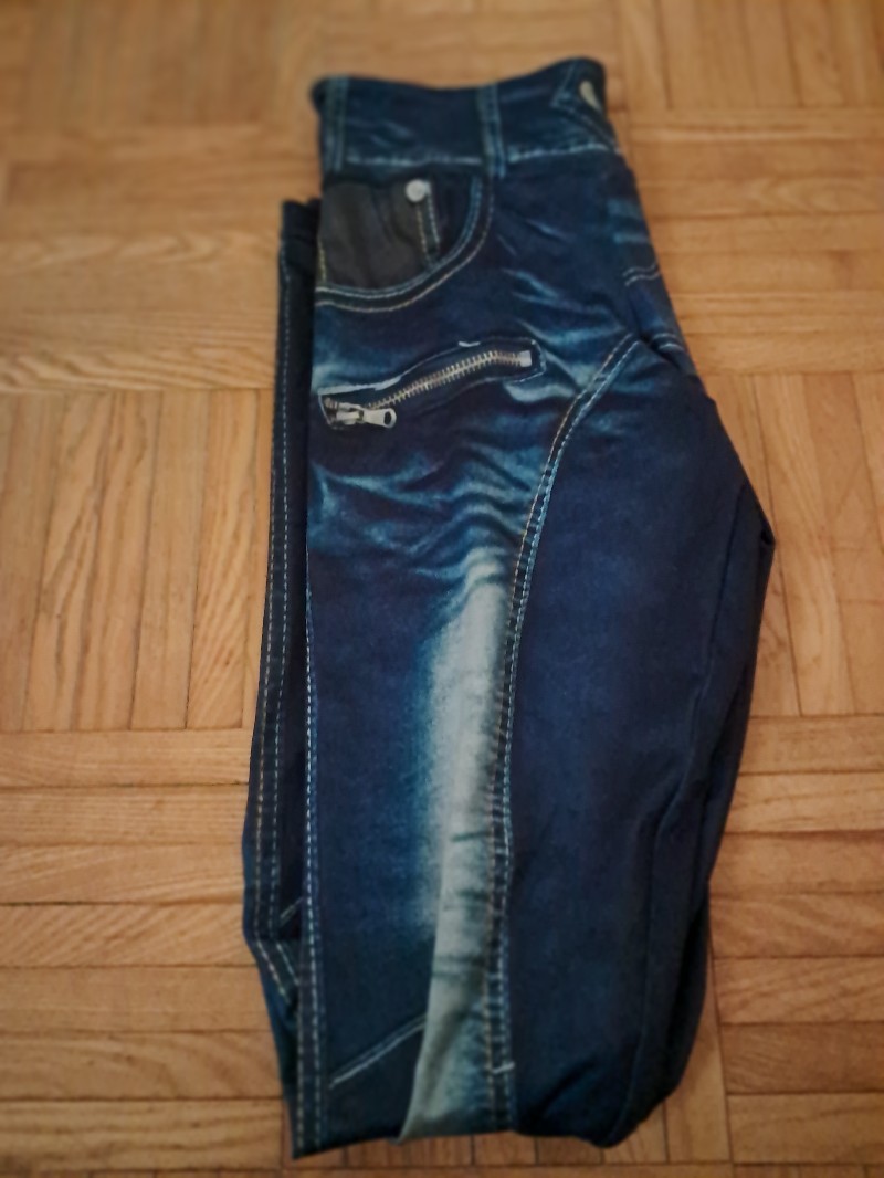Siniset farkut vetoketjulla