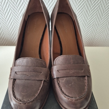 Ruskeat nahkaiset loafersit