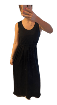 Musta maksimekko vyötärönauhalla