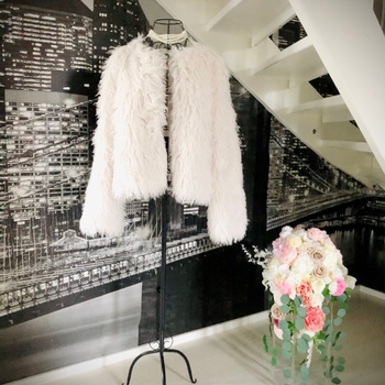 Valkoinen tekoturkis karvatakki