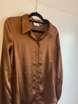 Kaffe kiiltävä ruskea kauluspaita