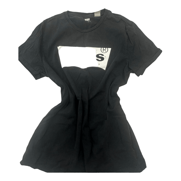 Black Levi's t-shirt