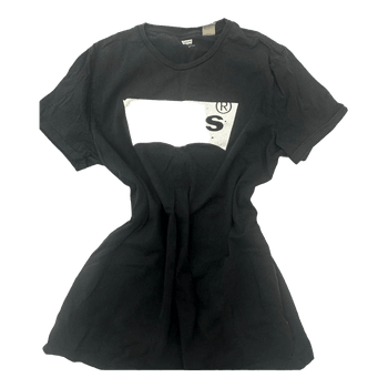 Black Levi's t-shirt
