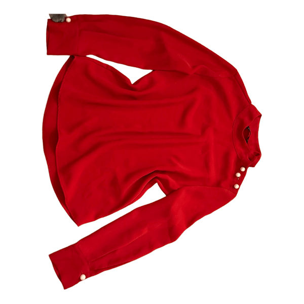 Rød bluse med perleknapper