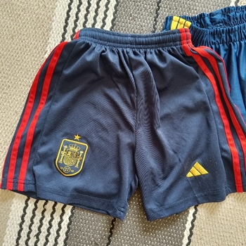 2kpl Adidaksen urheilushortsit, 128