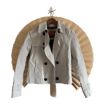 beige lyhyt trenssitakki