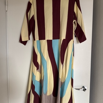 Monivärinen midimekko