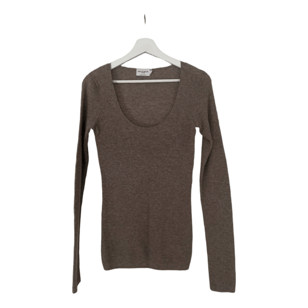 Brun ribstrikket bluse fra Mathilde Gøhler x NA-KD