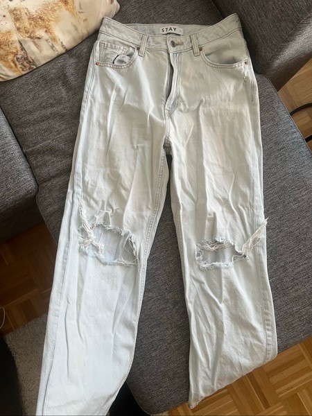 Vaaleansiniset ripped jeans