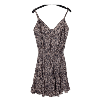 Kaunis mekko röyhelöhelmalla