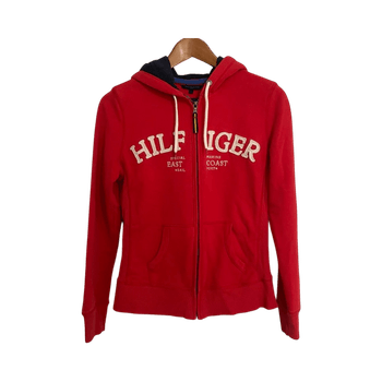 Punainen huppari vetoketjulla