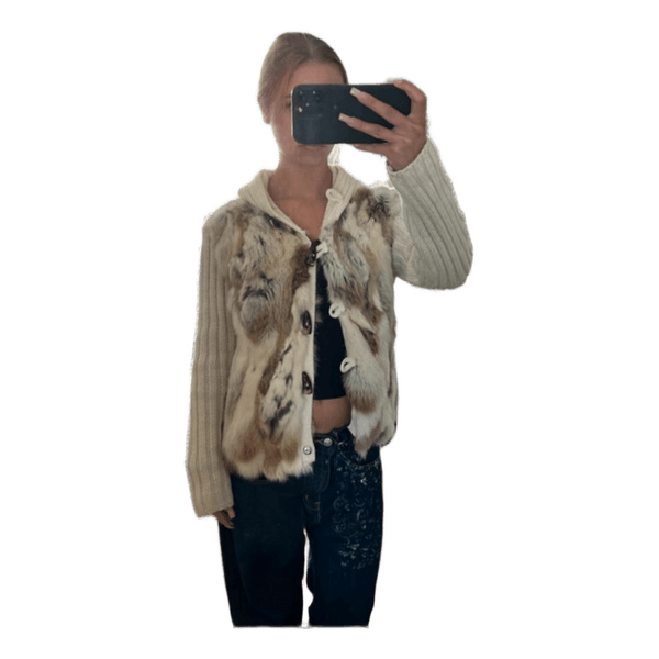 Beige strikjakke med pelsdetaljer