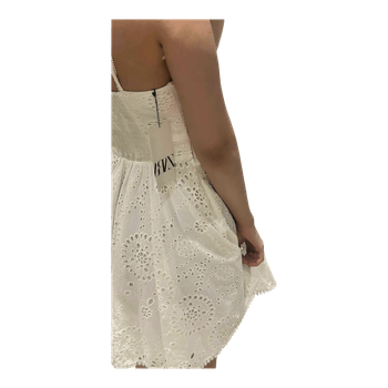 Valkoinen pitsinen minimekko