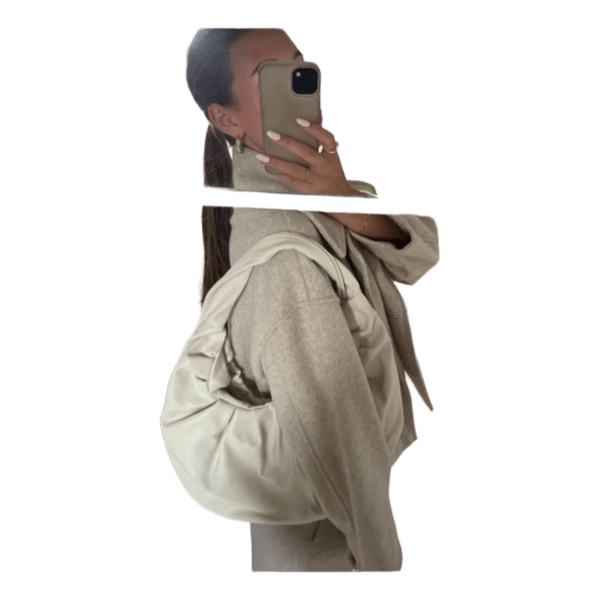 Cremehvid skuldertaske med rynker