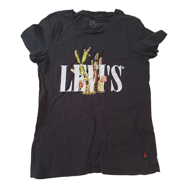 Black Levi's t-shirt