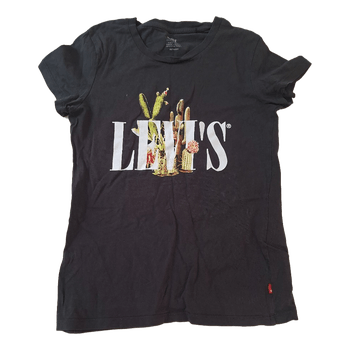 Black Levi's t-shirt