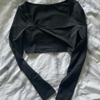 Musta pitkähihainen crop top