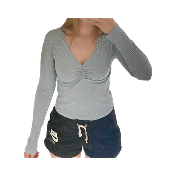 Vaaleansininen pitkähihainen paita