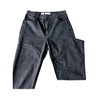 Musta korkeavyötäröiset mom-jeans