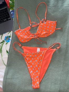 Oranssit bikinit