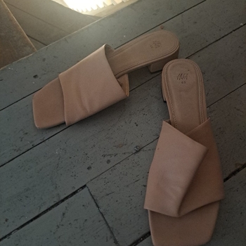 Beige avokkaat matalalla korolla