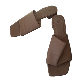 Beige avokkaat matalalla korolla